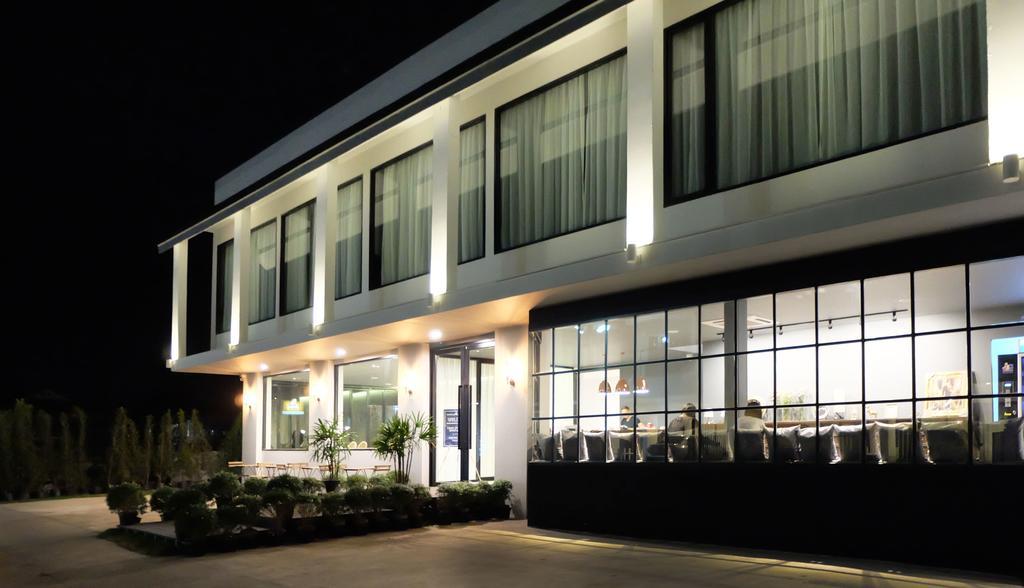 Srianunt Boutique Hotel Бурирам Екстериор снимка