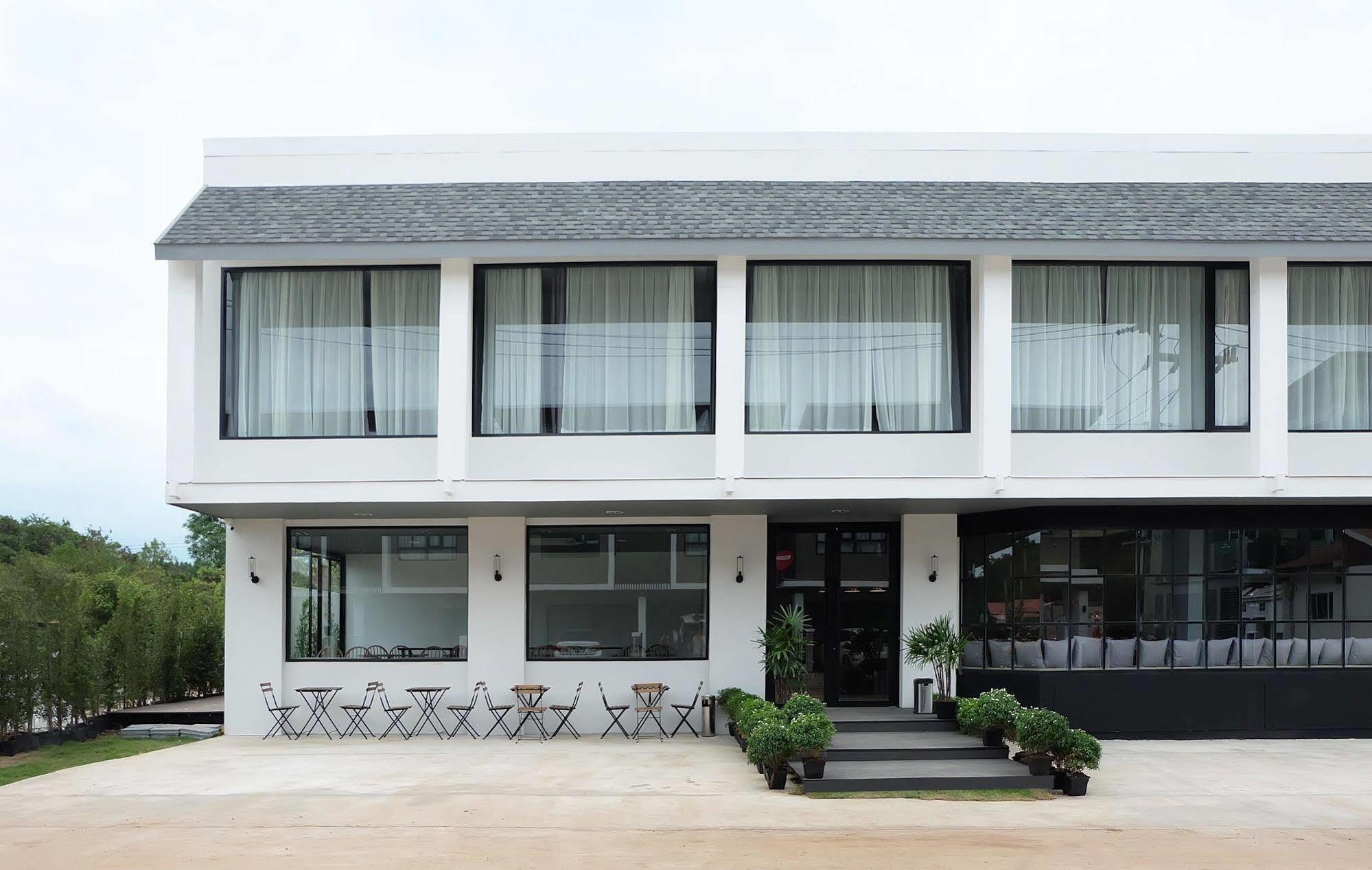 Srianunt Boutique Hotel Бурирам Екстериор снимка